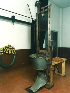 le fallbeil, guillotine allemande, utilisée par les nazis pour améliorer le « rendement ».